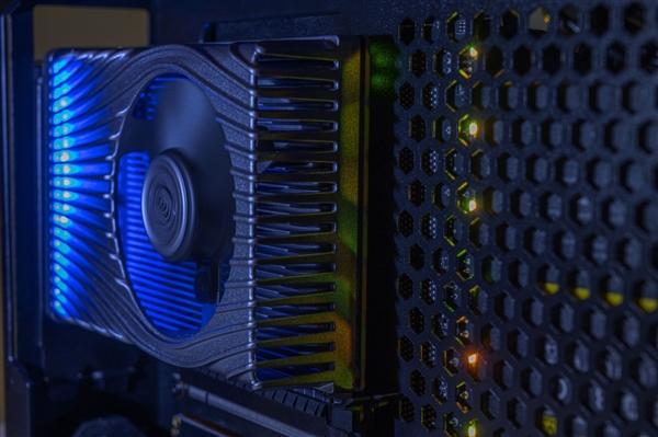 Intel DG1独显开发样卡公布：玩1080P《星际机甲》至少30帧、别致信仰灯