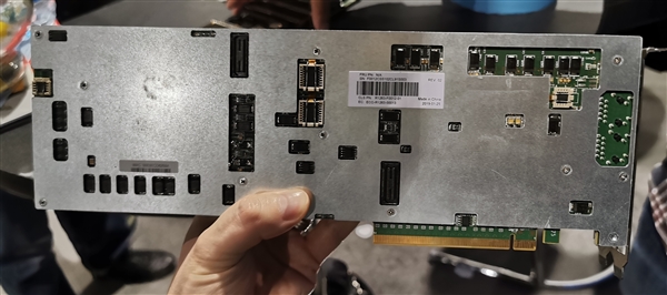 Intel VCA2媒体加速卡终结：三颗至强排排坐