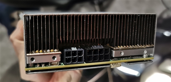 Intel VCA2媒体加速卡终结：三颗至强排排坐