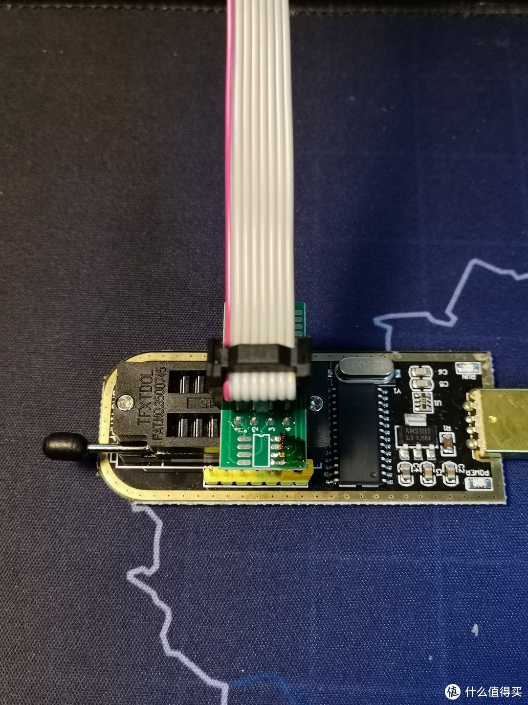 转接器的1号脚对应编程器的一号脚插入，锁死