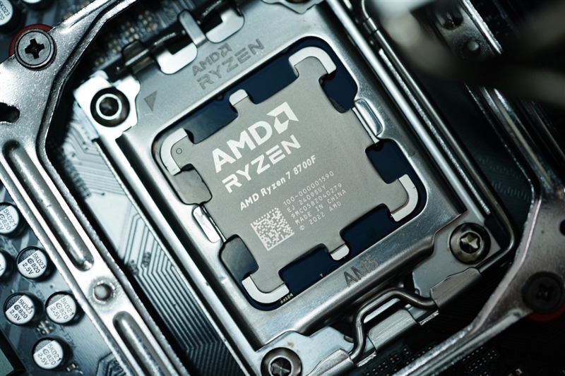 6K价位整机不二之选！AMD锐龙7 8700F评测：游戏、AI全方位战胜i5-14400F