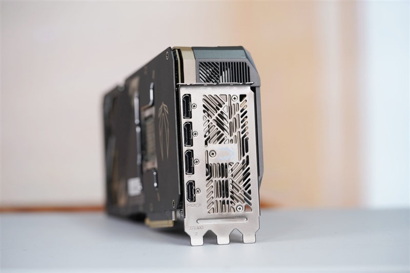 索泰RTX 5090D SOLID OC显卡评测：DLSS 4加持 无敌就是这么寂寞