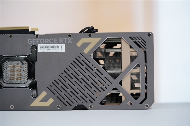 索泰RTX 5090D SOLID OC显卡评测：DLSS 4加持 无敌就是这么寂寞