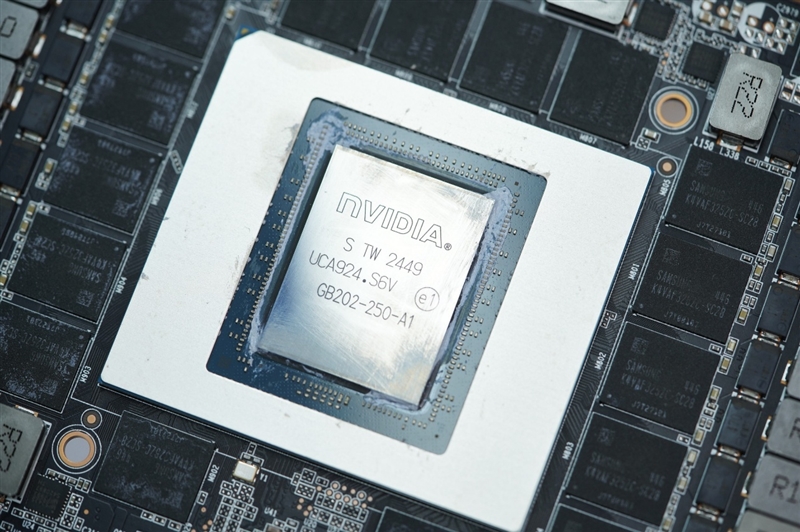 索泰RTX 5090D SOLID OC显卡评测：DLSS 4加持 无敌就是这么寂寞