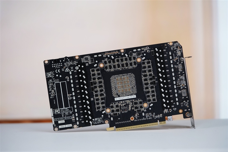 索泰RTX 5090D SOLID OC显卡评测：DLSS 4加持 无敌就是这么寂寞