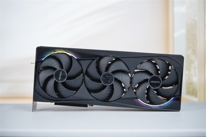 技嘉RTX 5080超级雕显卡评测：外挂风扇强化散热 四风扇烤机仅60度