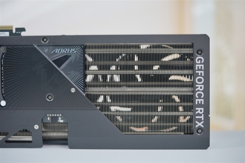 技嘉RTX 5080超级雕显卡评测：外挂风扇强化散热 四风扇烤机仅60度