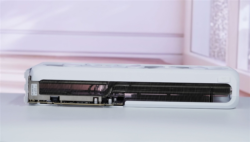 电竞叛客RTX 5070 Ti MAX显卡评测:300W性能释放畅玩4K 隐藏电源线设计海景房绝配