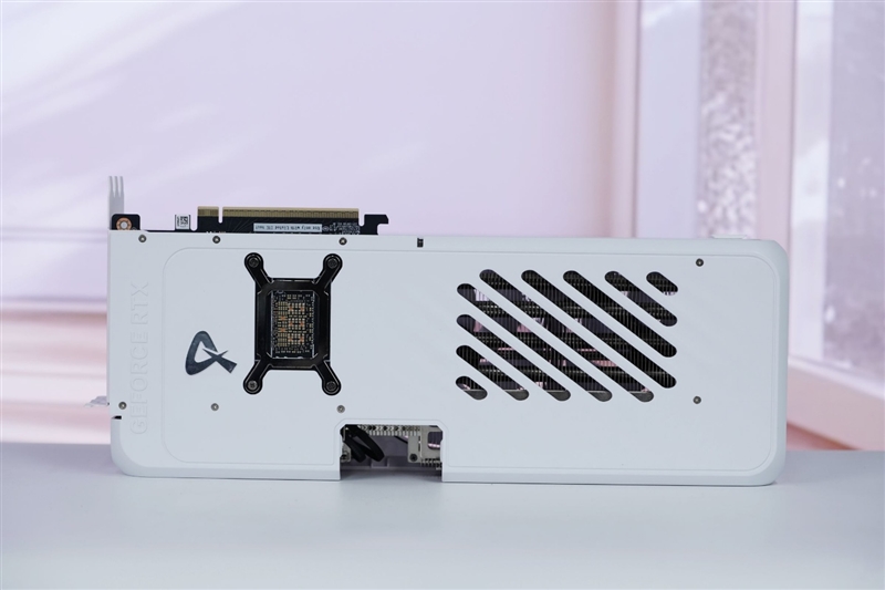 电竞叛客RTX 5070 Ti MAX显卡评测:300W性能释放畅玩4K 隐藏电源线设计海景房绝配