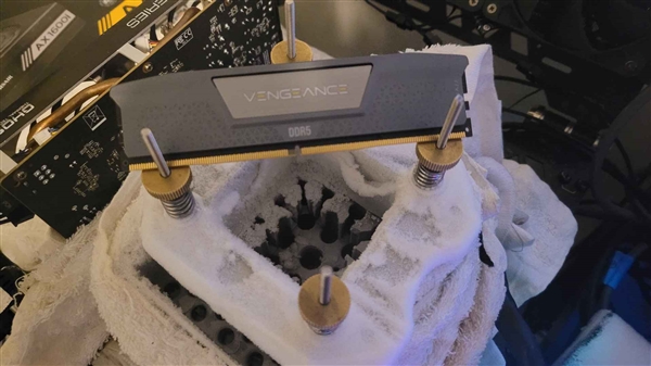 内存超频新世界记录诞生！惊人的DDR5-12886MT/s