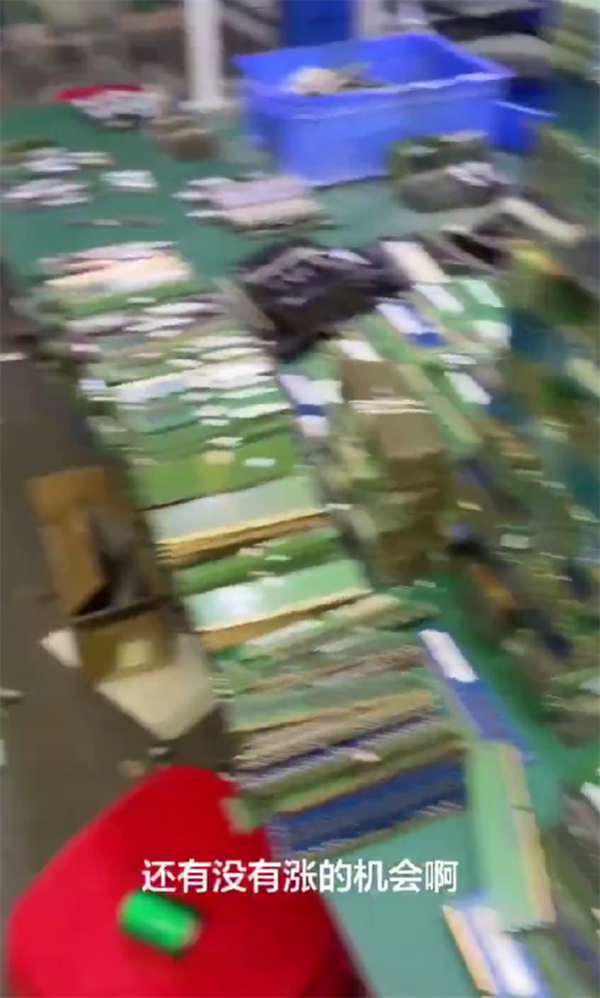 这画面绝望!黄牛高价囤了一屋子内存条:直呼“完蛋了 砸手里了”