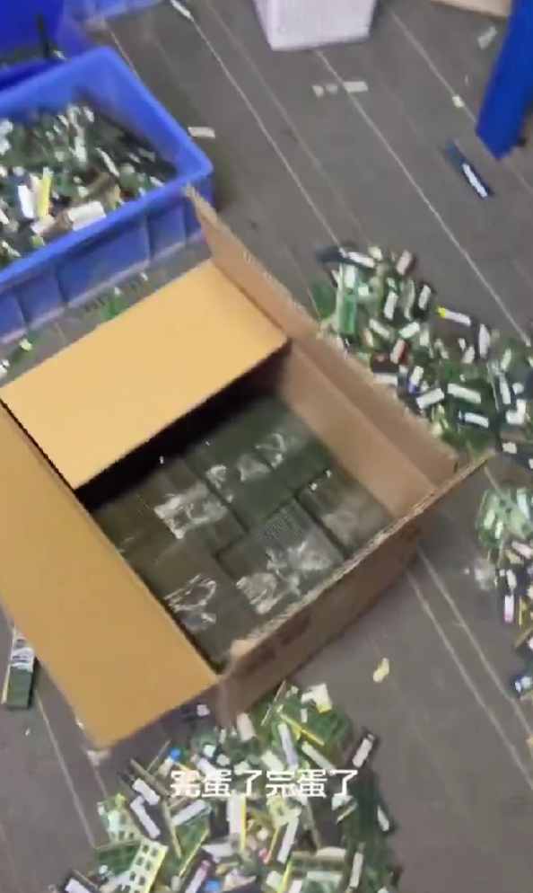 这画面绝望!黄牛高价囤了一屋子内存条:直呼“完蛋了 砸手里了”