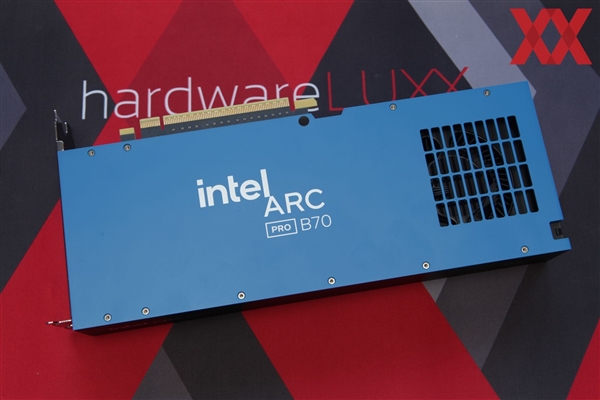 Intel锐炫Pro B70四卡并联首测!功耗达720W