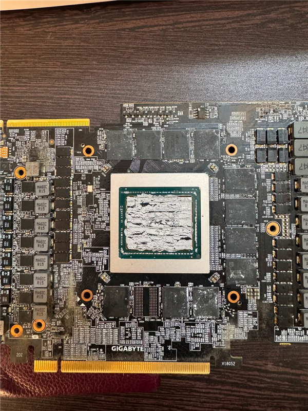 一招让老显卡重回巅峰！RTX 2080 Ti换硅脂后帧率翻倍 降温10℃