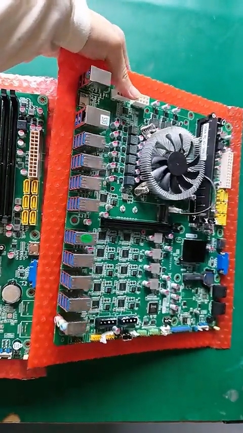 神奇主板竟然有36个USB接口!可惜是Intel老平台 还都是USB-A